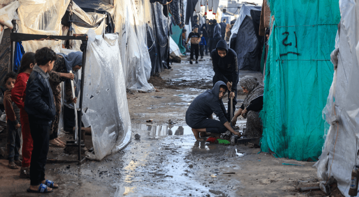 نازحون فلسطينيون وسط خيام غمرتها الأمطار الغزيرة
