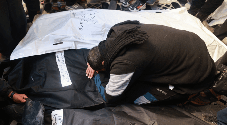 فلسطيني يبكي عائلته في غزة