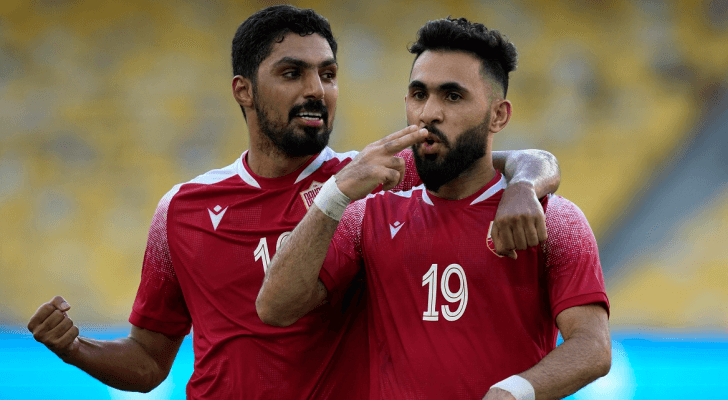 لاعبو البحرين يحتفلون بهدف سابق