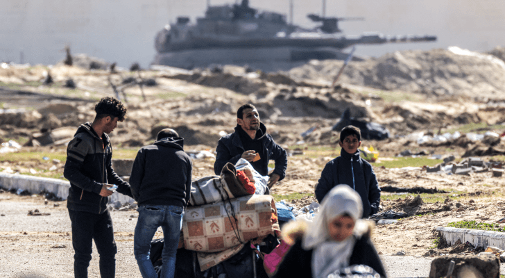 دبابة للاحتلال خلف نازحون فلسطينيون من خان يونس