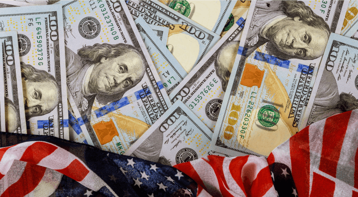 دولارات وعلم الولايات المتحدة الأمريكية