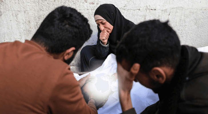 فلسطينية تبكي عائلتها في غزة