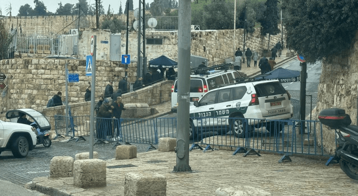 حواجز حديدة نصبتها قوات الاحتلال لمنع وصول الفلسطينيين إلى المسجد الأقصى