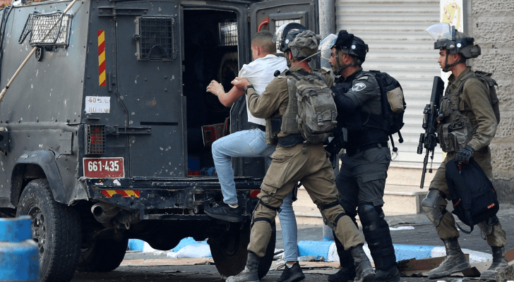 قوات الاحتلال تعتقل فلسطيني بالضفة الغربية