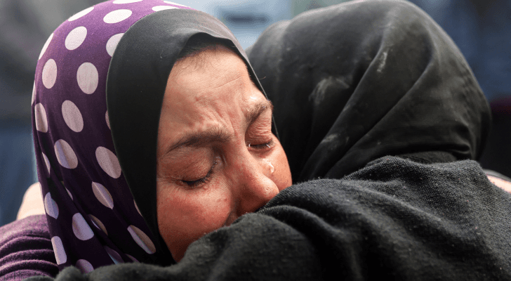 فلسطينية تبكي عائلتها في قطاع غزة