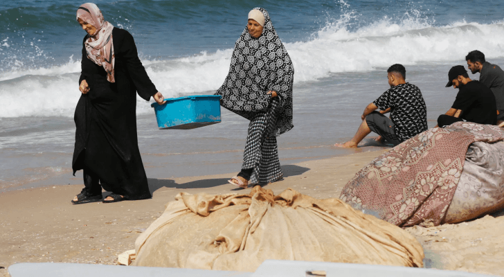 عائلة فلسطينية على شاطئ البحر