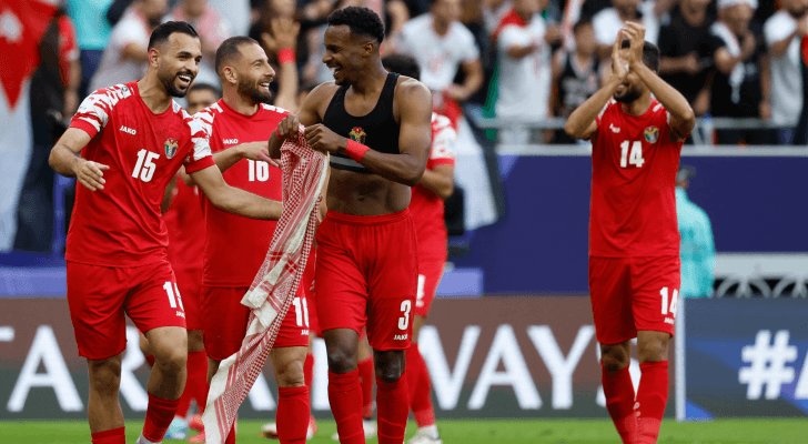 نشامى المنتخب الوطني خلال احتفالهم بالوصول إلى نصف النهائي