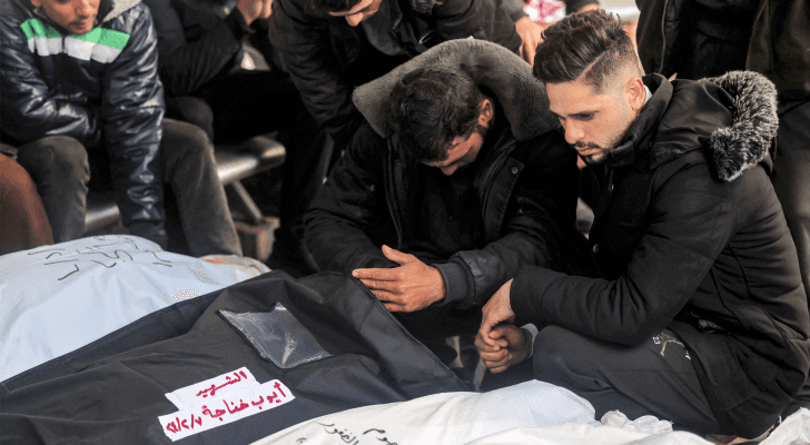 فلسطيني يبكي عائلته في غزة