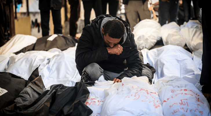 فلسطيني يبكي أقاربه بمستشفى النجار في رفح