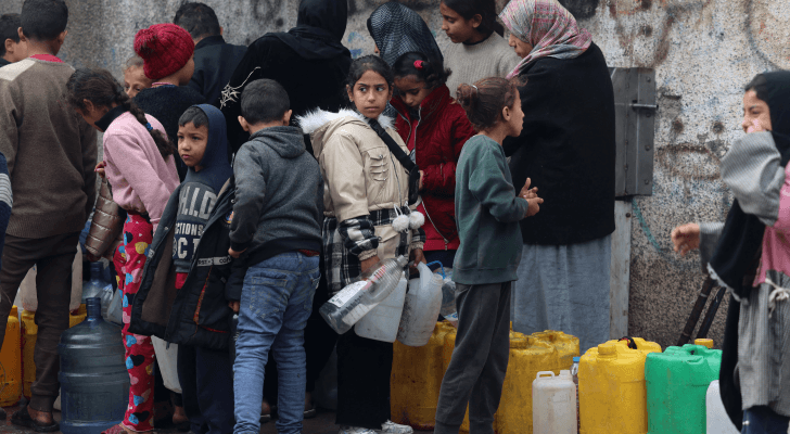 فلسطينيون يصطفون لملء أوعية المياه في مدينة غزة