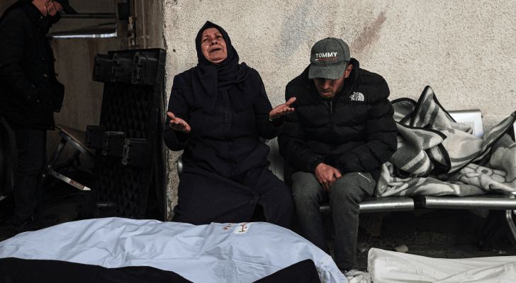 فلسطينية تبكي عائلتها بمستشفى النجار في رفح