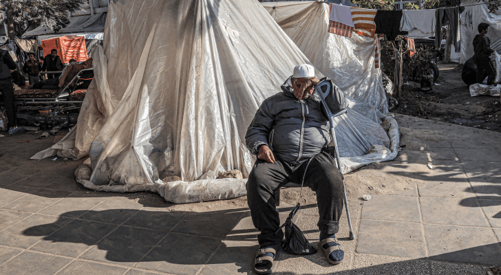 فلسطيني في مخيم ايواء