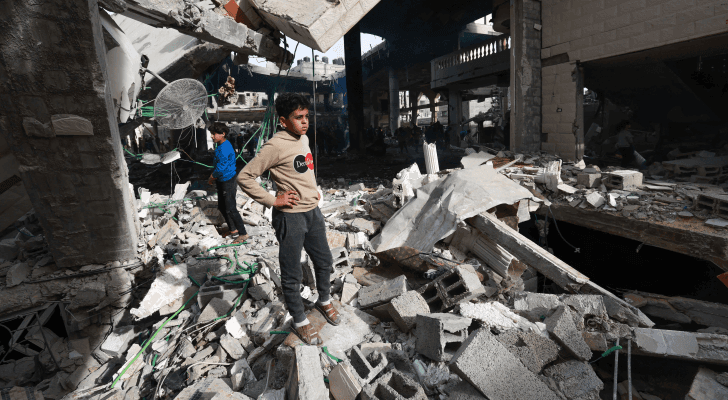فتى فلسطيني يقف على أنقاض منزل دمره قصف الاحتلال في رفح بقطاع غزة