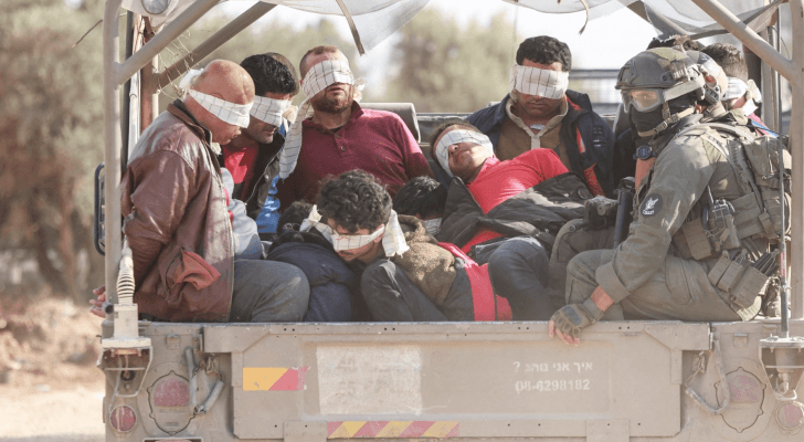 جنود الاحتلال يعتقلون فلسطيين من غزة - أرشيفية