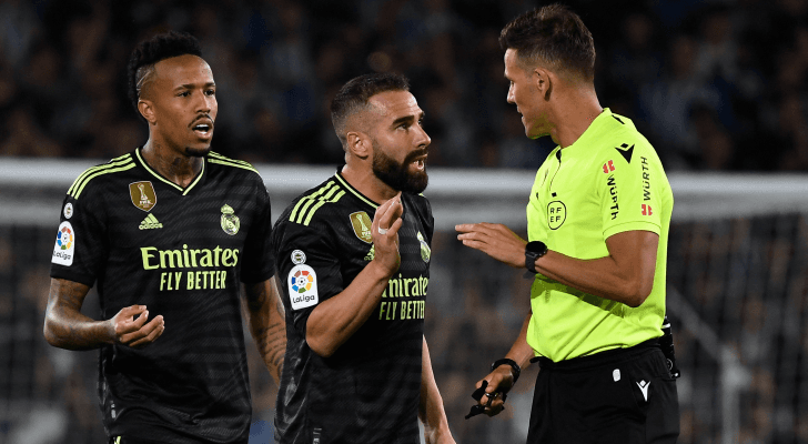 لاعبو ريال مدريد يعترضون على الحكم في مباراة سابقة