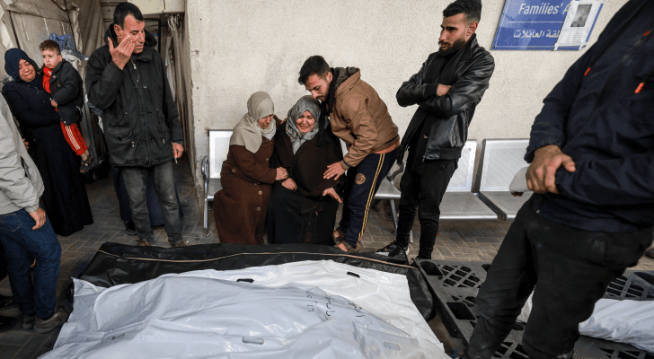 فلسطينية تبكي عائلتها في رفح جنوب القطاع
