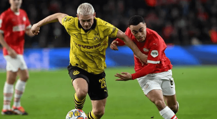 لاعبا دورتموند الألماني وآيندهوفن الهولندي