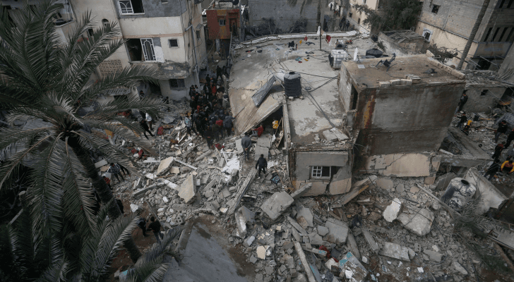 فلسطينيون يبحثون عن ناجين تحت أنقاض منزل استهدفته طائرات الاحتلال في قطاع غزة