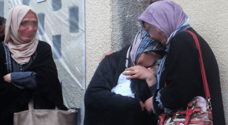 فلسطينيات يبكين في قطاع غزة - أرشيف | مع ملاحظة أن الصورة لا ترتبط بالأسيرة