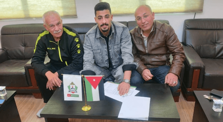 أمين سر نادي الوحدات عوض الأسمر ومدير نشاط الكرة زياد شلباية وحارس المرمى أحمد الجعيدي