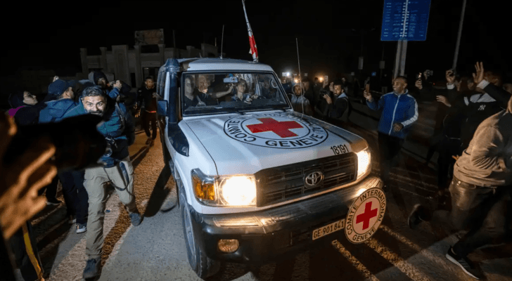 سيارة الصليب الأحمر خلال صفقة تبادل الأسرى