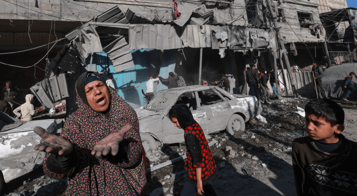 سيدة فلسطينية عقب استهداف منزلها بمخيم رفح في جنوب القطاع