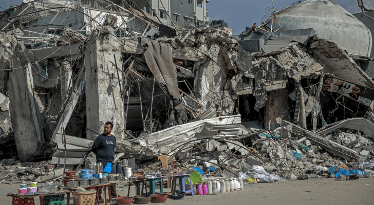 بائع ينتظر العملاء على طول أحد شوارع مدينة غزة في 24 فبراير 2024- AFP