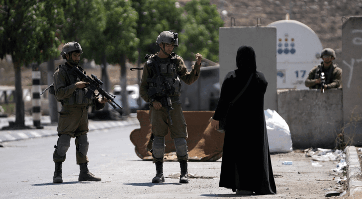 جنود من جيش الاحتلال يحاولون اعتقال فلسطينية - أرشيف