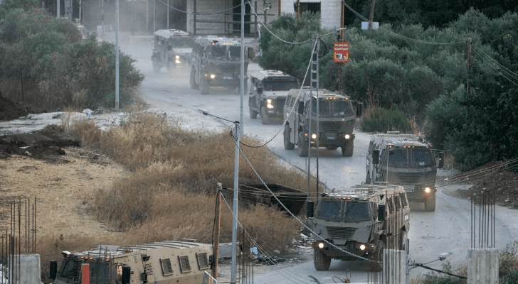 آليات عسكرية تابعة للاحتلال الإسرائيلي على الحدود مع لبنان