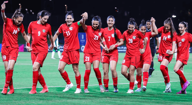 لاعبات المنتخب الوطني يحتفلن بهدف