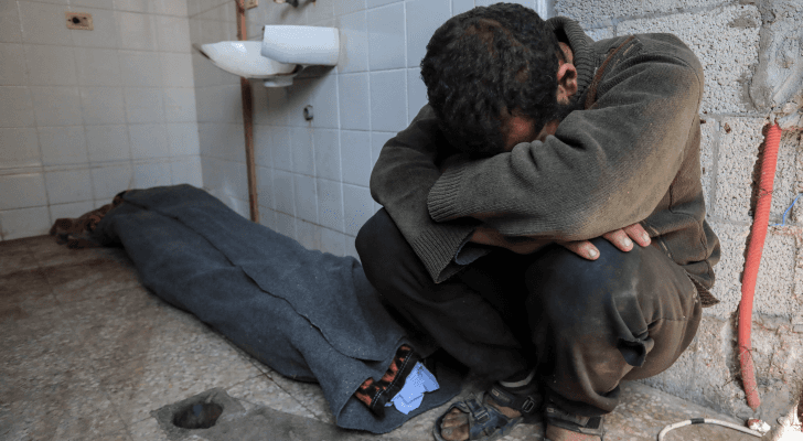 فلسطيني يجلب قرب أحد الشهداء