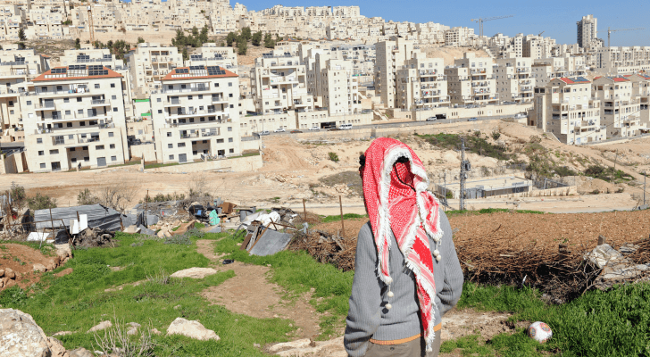 مسن فلسطيني يتأمل باتجاه مستوطنات في الضفة الغربية