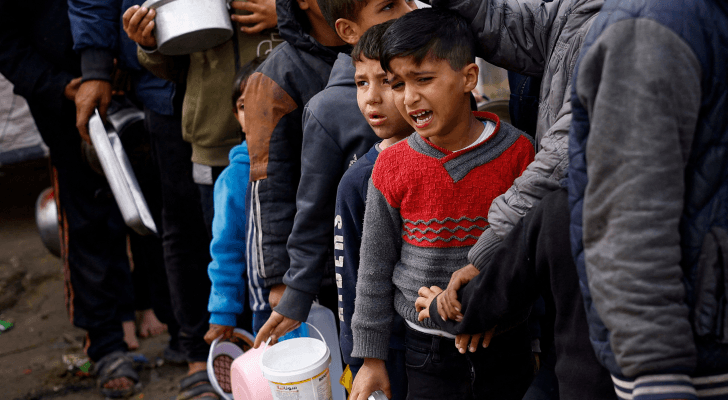 أطفال يصطفون للحصول على مساعدات غذائية