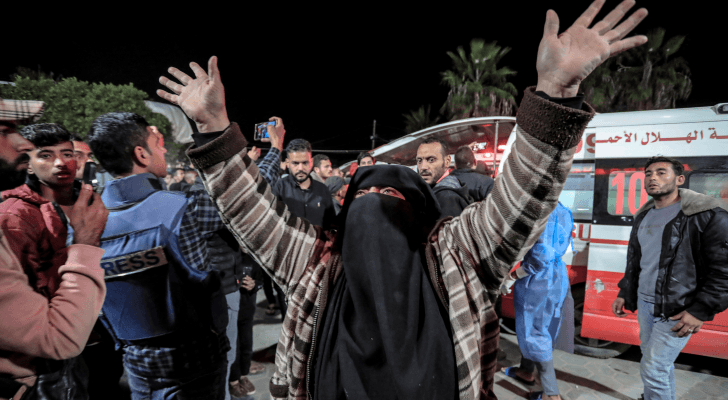 سيدة فلسطينية تناشد أمام قسم الطوارئ في مستشفى شهداء الأقصى وسط قطاع غزة