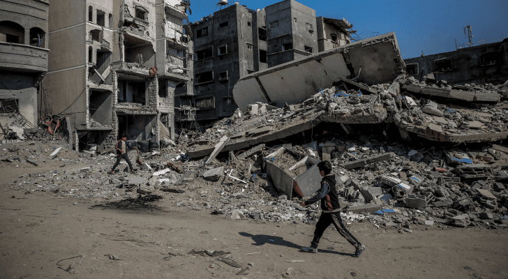 صغير يمشي بين ركام المنازل المدمرة في غزة