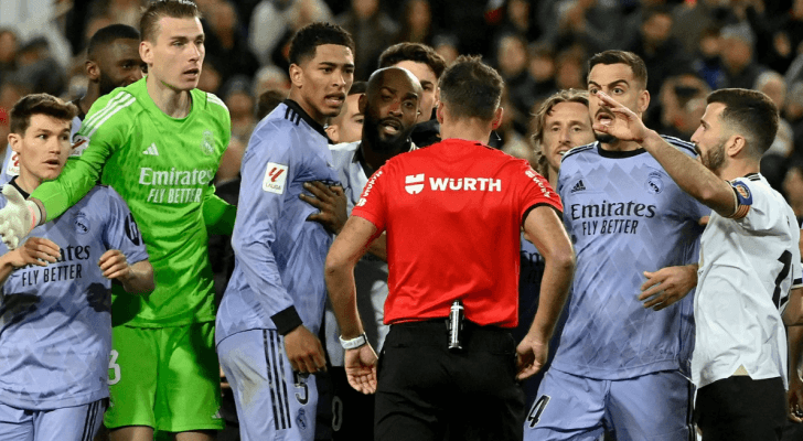 لاعبو ريال مدريد مع الحكم خيل مانزانو
