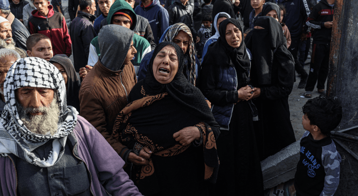 فلسطينية تبكي عائلتها في غزة