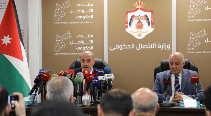 وزيرا الاتصال والتواصل الحكومي مهند المبيضين والصناعة والتجارة والتموين يوسف الشمالي خلال منتدى التواصل الحكومي