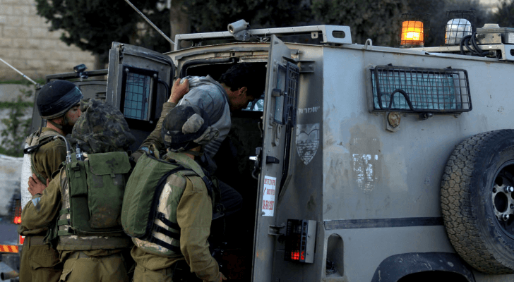 اعتقال شاب فلسطيني من قبل قوات الاحتلال