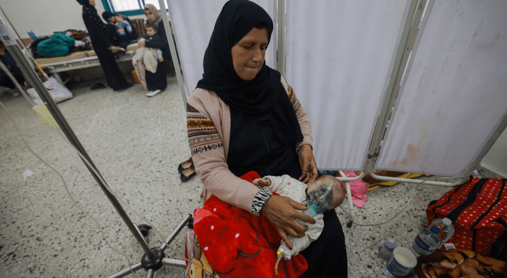 طفل فلسطيني يعاني من سوء التغذية يتلقى العلاج في مركز للرعاية الصحية في رفح جنوبي قطاع غزة