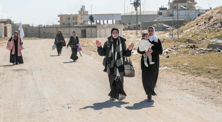 فلسطينيات نازحات يحملن أمتعتهن أثناء سيرهن أمام قوات الاحتلال في خان يونس جنوبي قطاع غزة