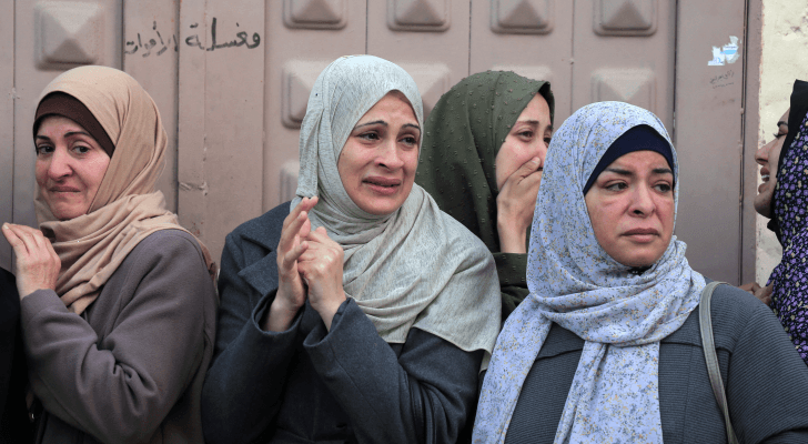 نساء فلسطينيات يبكين في قطاع غزة إثر استمرار عدوان الاحتلال
