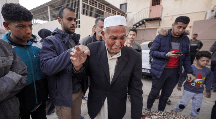 فلسطينيون يلقون النظرة الأخيرة على شهداء في دير البلح وسط قطاع غزة