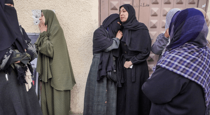 فلسطينيات يبكين شهداء أقارب لهن في قطاع غزة