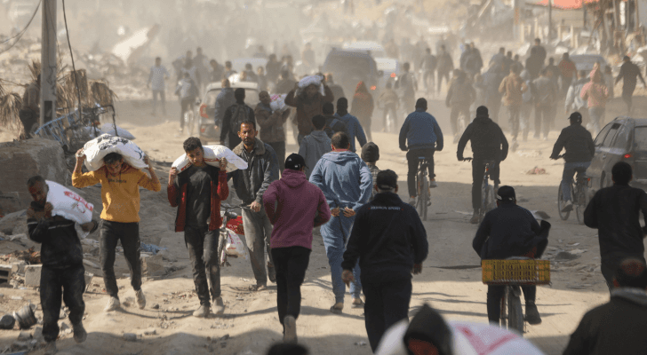 فلسطينيون يتوافدون للحصول على مساعدات