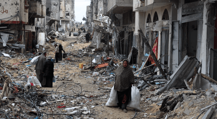 فلسطينيون في خان يونس يتفقدون ما تبقى من منازلهم بعد قصف الاحتلال