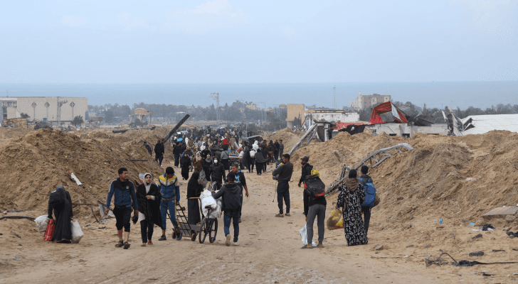 غزيون بتوافدون للبحث عن الطعام والمساعدات وإيصال المساعدات