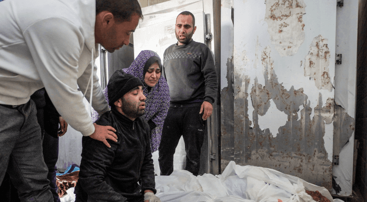 غزيون يلقون النظرات الأخيرة على الشهداء