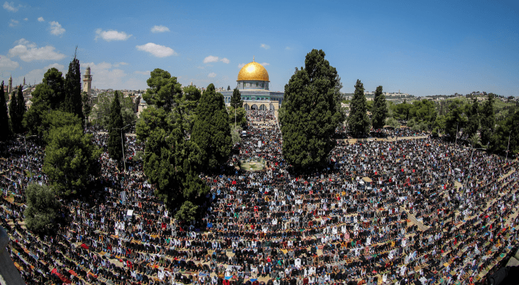 الآلاف يصلون في باحات المسجد الأقصى - أرشيفية