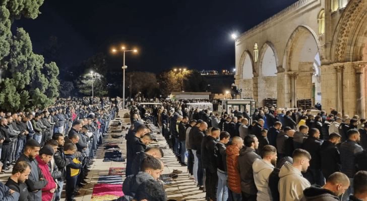 فلسطينيون يؤدون صلاتي العشاء والتراويح في رحاب المسجد الأقصى